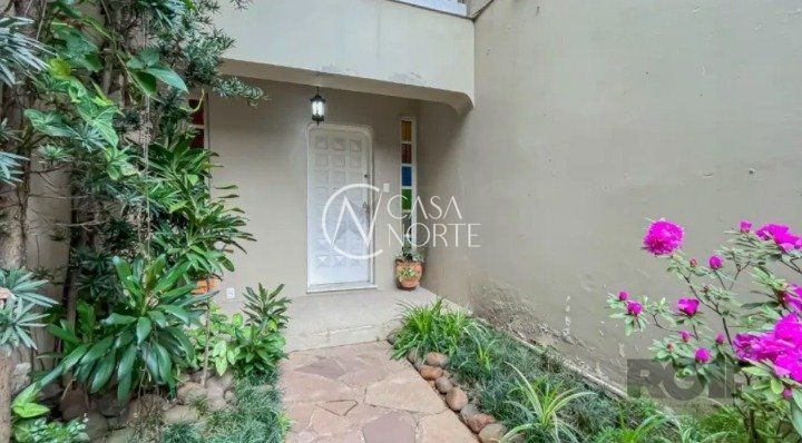Casa à venda com 3 quartos, 198m², 1 suíte, 2 vagas, Rua Miguel Tostes no bairro Rio Branco em Porto Alegre