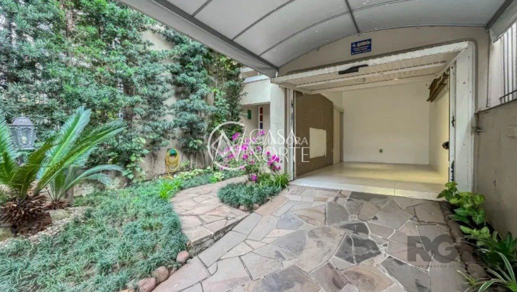 Casa à venda com 3 quartos, 198m², 1 suíte, 2 vagas, Rua Miguel Tostes no bairro Rio Branco em Porto Alegre