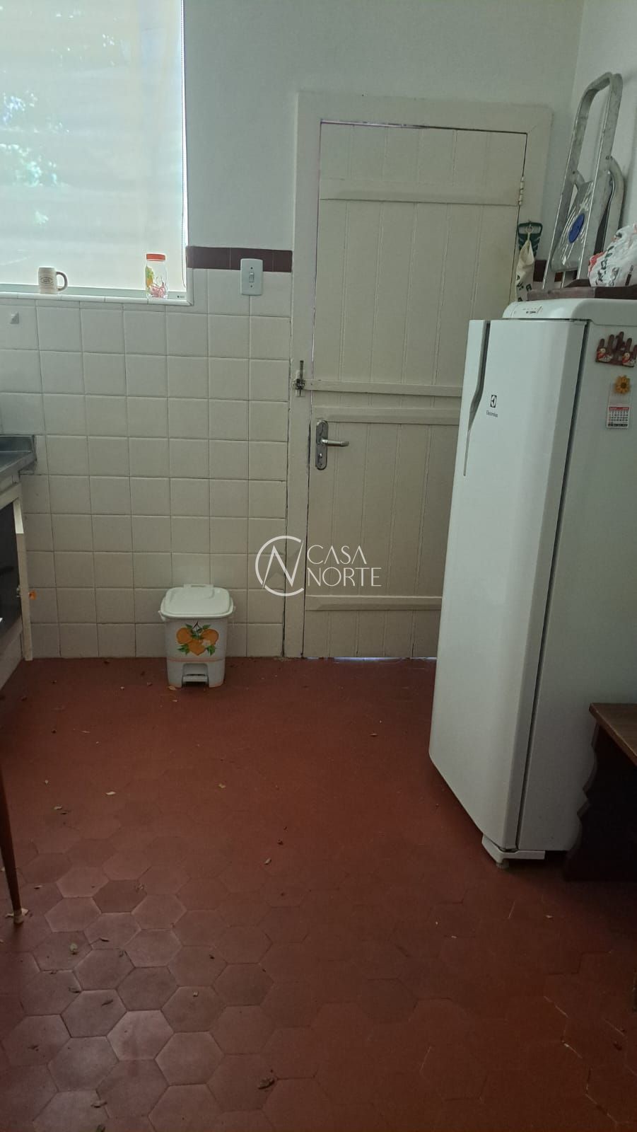 Casa à venda com 6 quartos, 190m², 1 vaga, Rua Doutor Florêncio Ygartua no bairro Moinhos de Vento em Porto Alegre