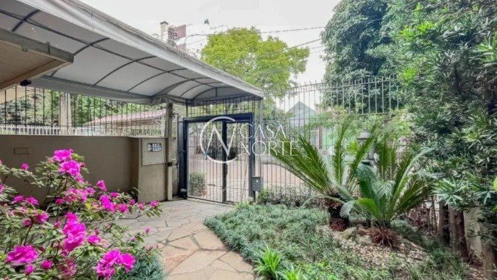 Casa à venda com 3 quartos, 198m², 1 suíte, 2 vagas, Rua Miguel Tostes no bairro Rio Branco em Porto Alegre