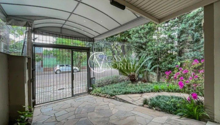 Casa à venda com 3 quartos, 198m², 1 suíte, 2 vagas, Rua Miguel Tostes no bairro Rio Branco em Porto Alegre