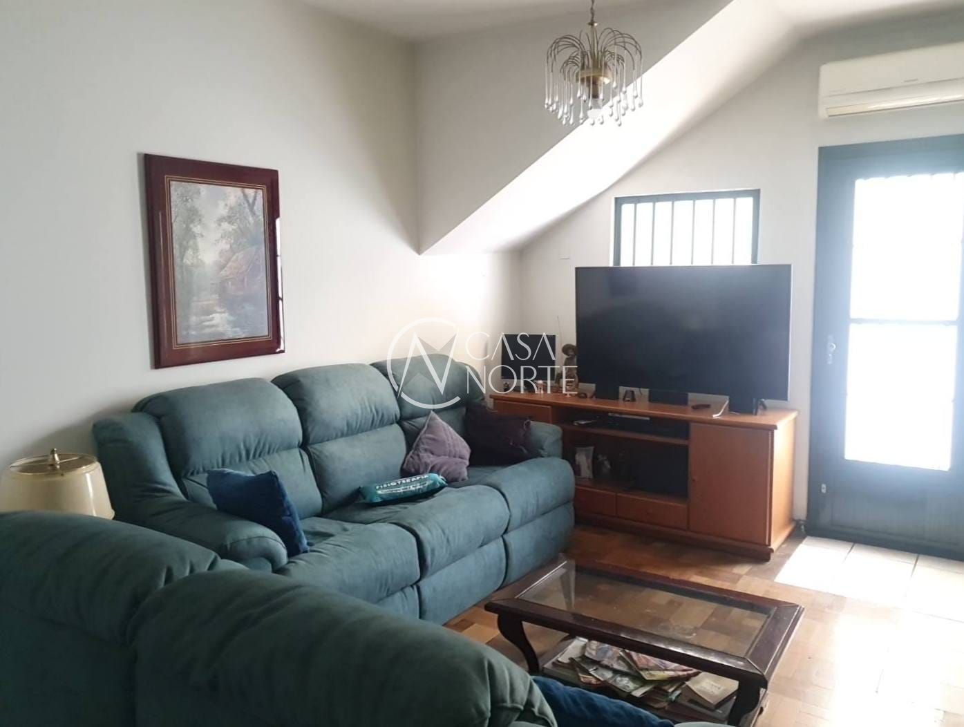 Casa à venda com 3 quartos, 245m², 1 suíte, 1 vaga, Rua Lobo da Costa no bairro Azenha em Porto Alegre