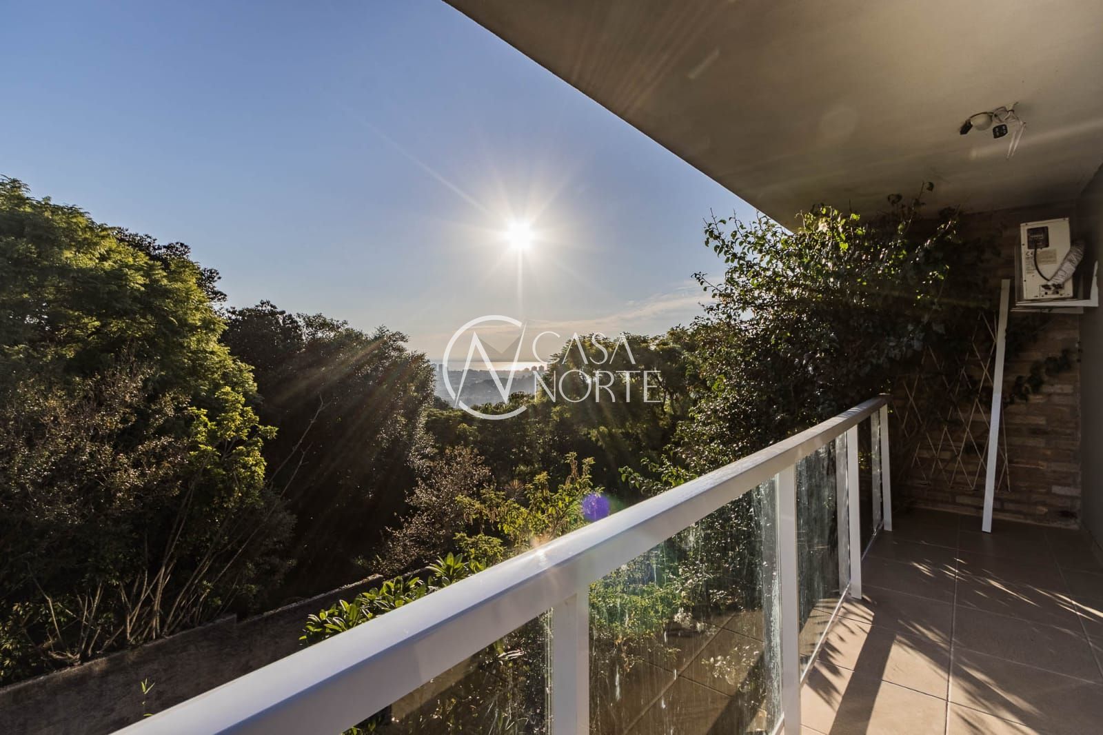 Casa à venda com 3 quartos, 312m², 1 suíte, 3 vagas, Rua Amapá no bairro Vila Nova em Porto Alegre