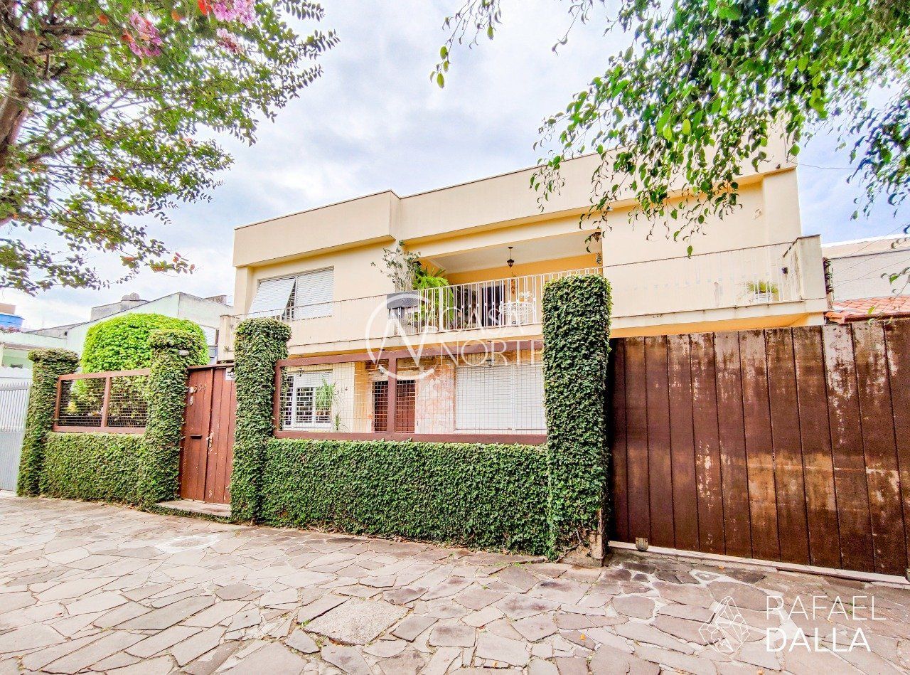 Casa à venda com 3 quartos, 372m², 3 suítes, 2 vagas, Rua São Francisco no bairro Santana em Porto Alegre