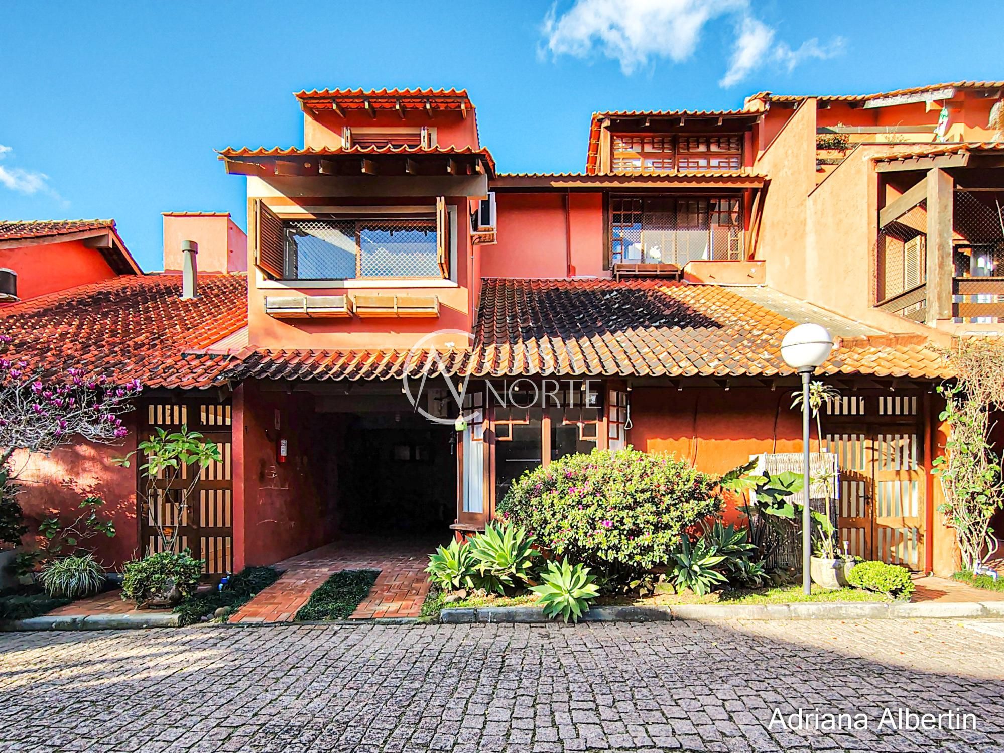 Casa de Condomínio à venda com 3 quartos, 300m², 1 suíte, 1 vaga, Rua Ladislau Neto no bairro Ipanema em Porto Alegre