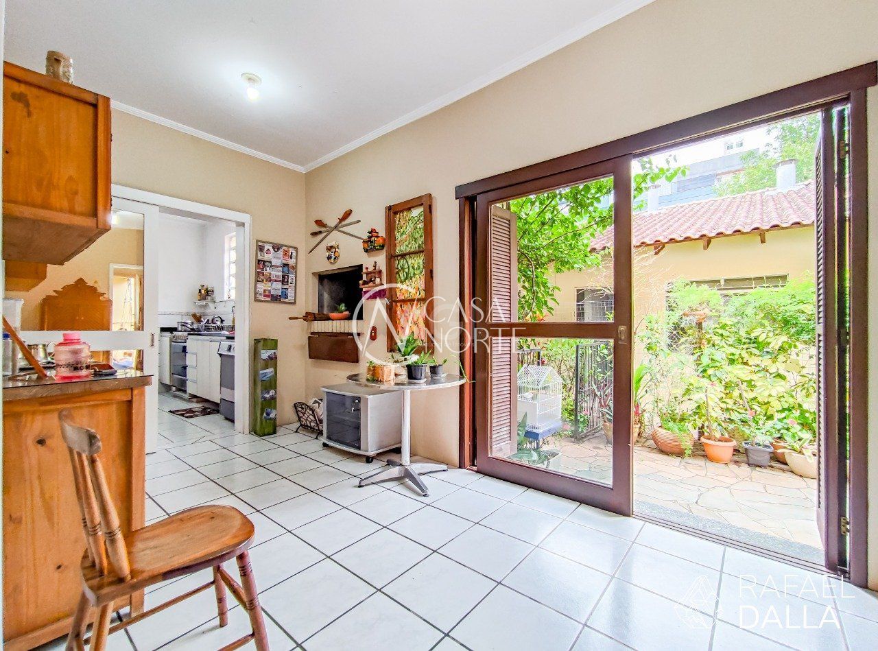 Casa à venda com 3 quartos, 372m², 3 suítes, 2 vagas, Rua São Francisco no bairro Santana em Porto Alegre