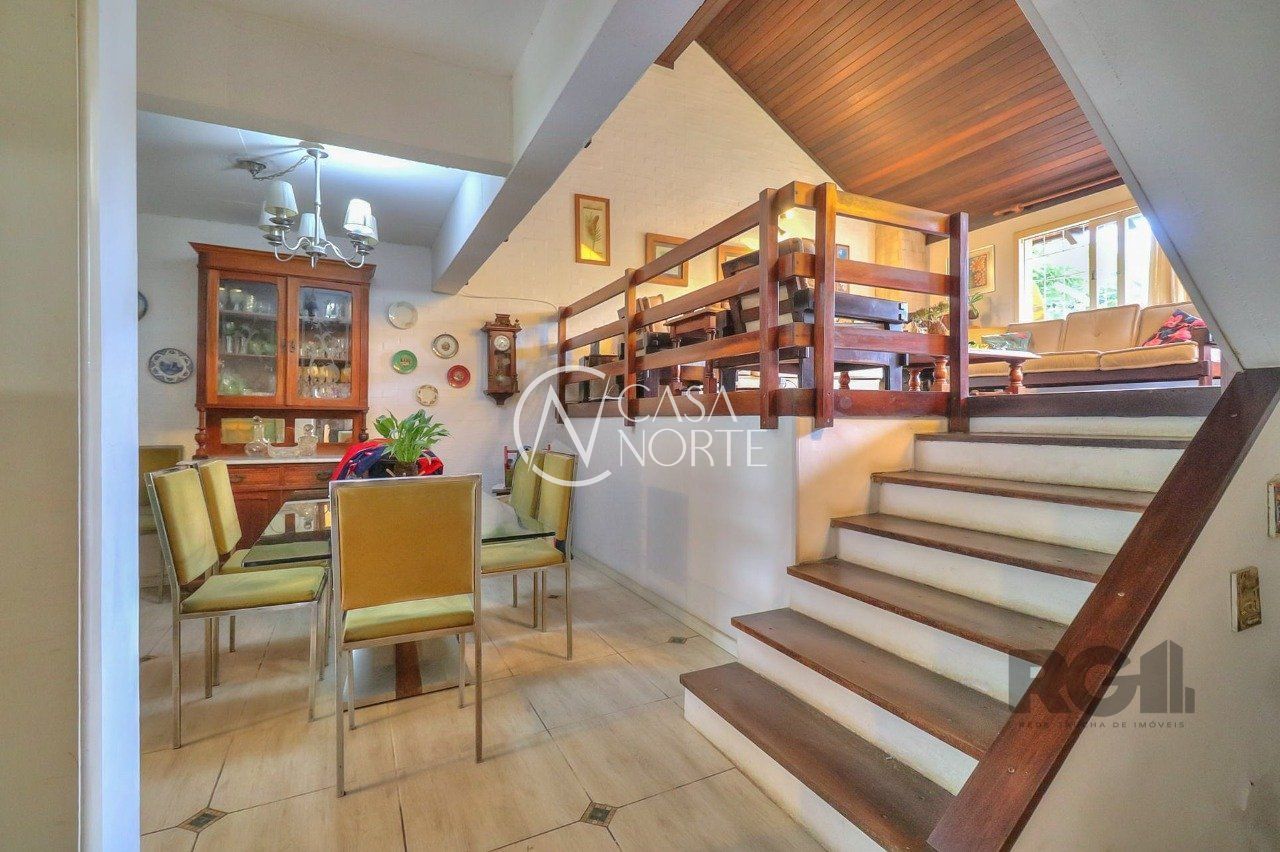 Casa à venda com 5 quartos, 232m², 2 suítes, 4 vagas, Rua Nicola Rosito no bairro Jardim Isabel em Porto Alegre