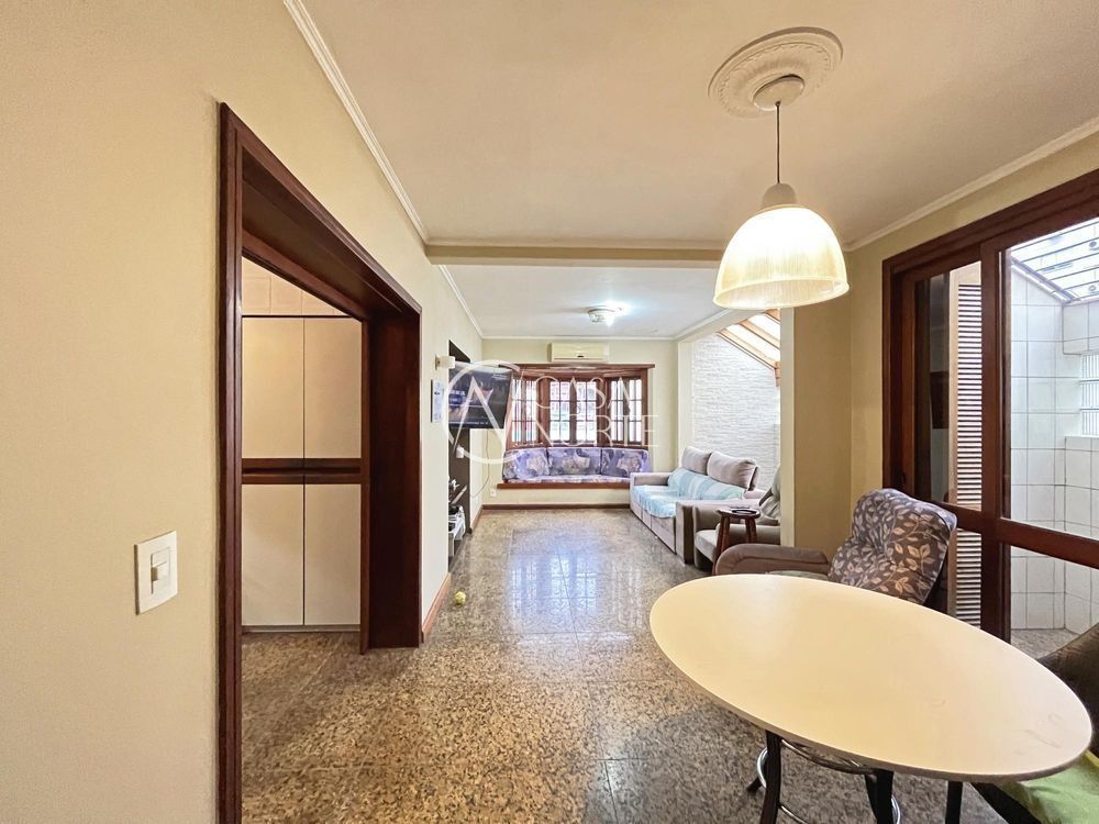 Casa à venda com 5 quartos, 385m², 1 suíte, 3 vagas, Rua Chico Pedro no bairro Camaquã em Porto Alegre