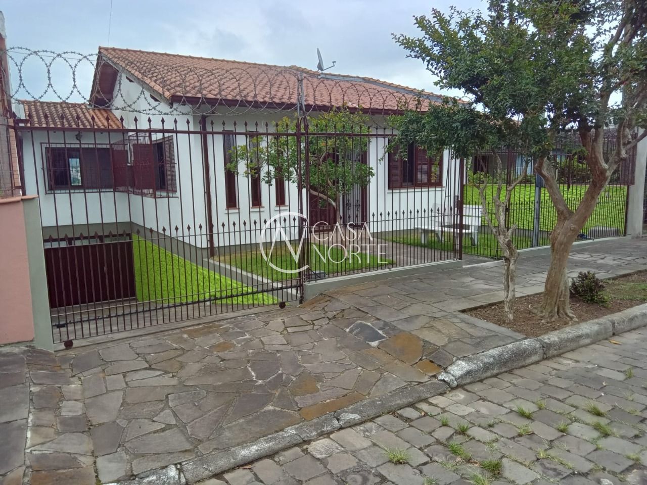 Casa à venda com 3 quartos, 133m², 1 suíte, 2 vagas, Rua Glênio Peres no bairro Vila Nova em Porto Alegre