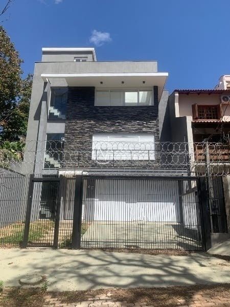 Casa à venda com 3 quartos, 294m², 1 suíte, 3 vagas, Rua Vereador Viton de Araújo no bairro Medianeira em Porto Alegre