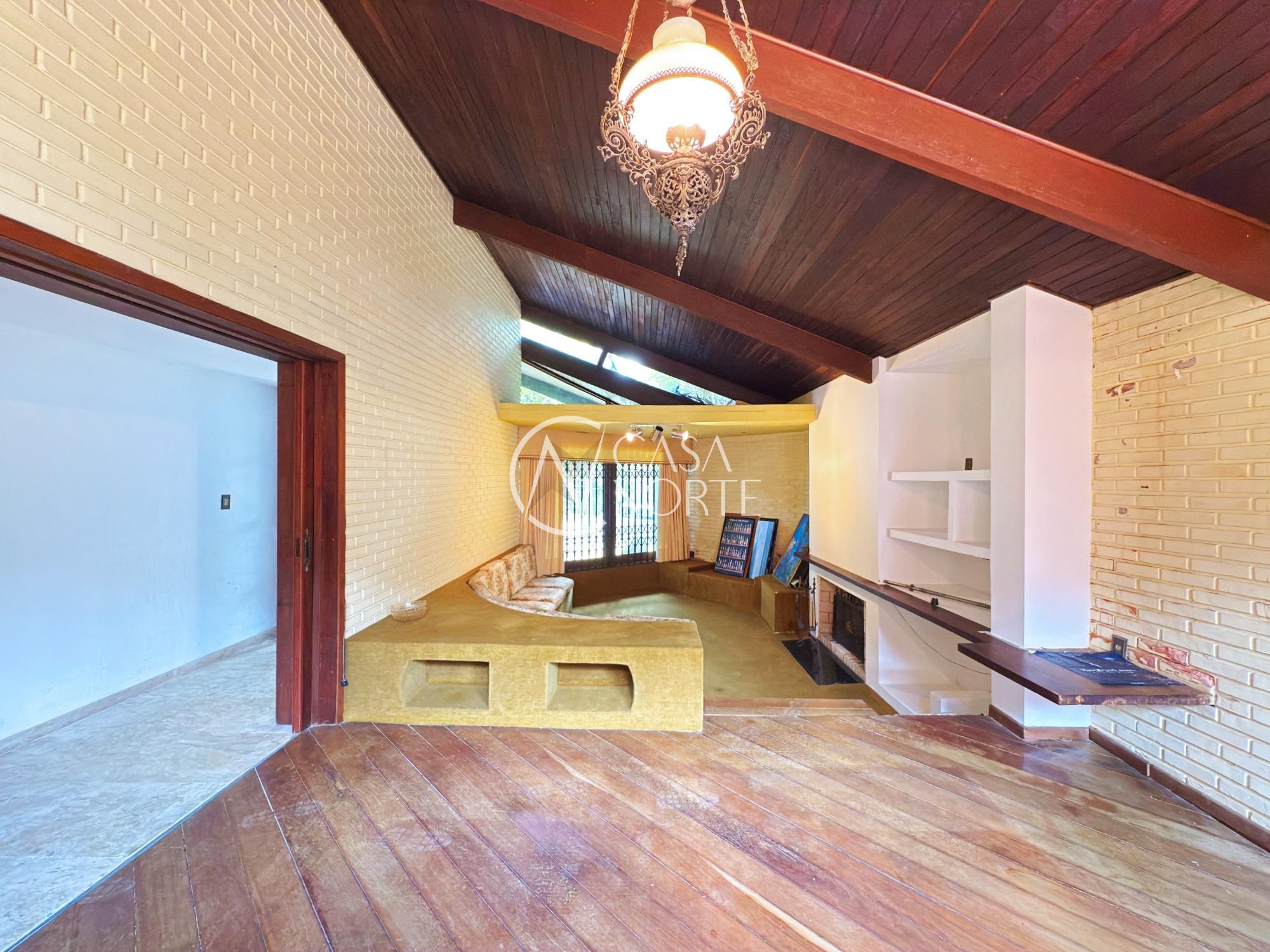 Casa à venda com 3 quartos, 252m², 1 suíte, 4 vagas, Rua Morano Calabro no bairro Jardim Isabel em Porto Alegre