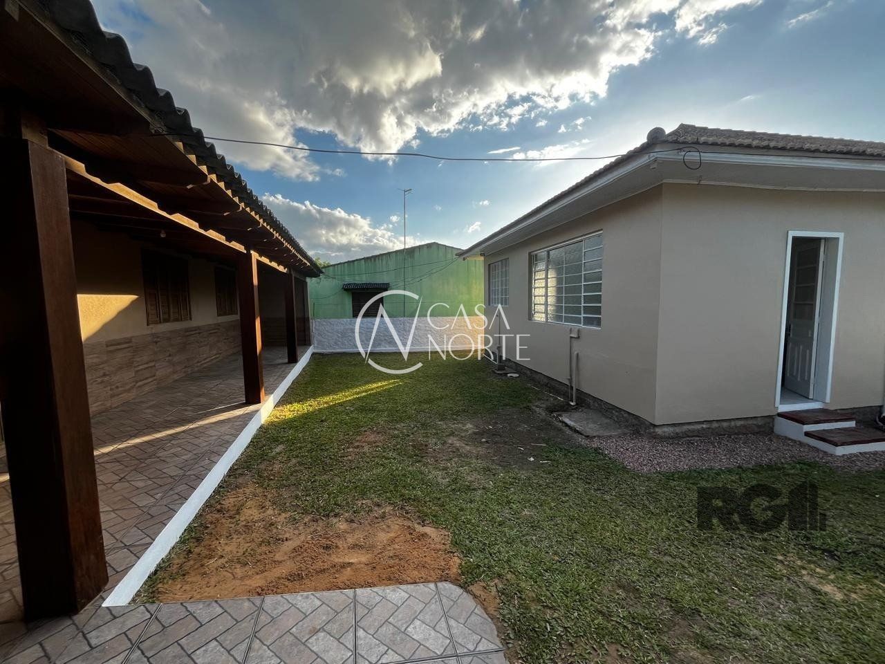 Casa à venda com 3 quartos, 256m², 1 suíte, 5 vagas, Rua Lauro Motta Duarte no bairro Belém Novo em Porto Alegre