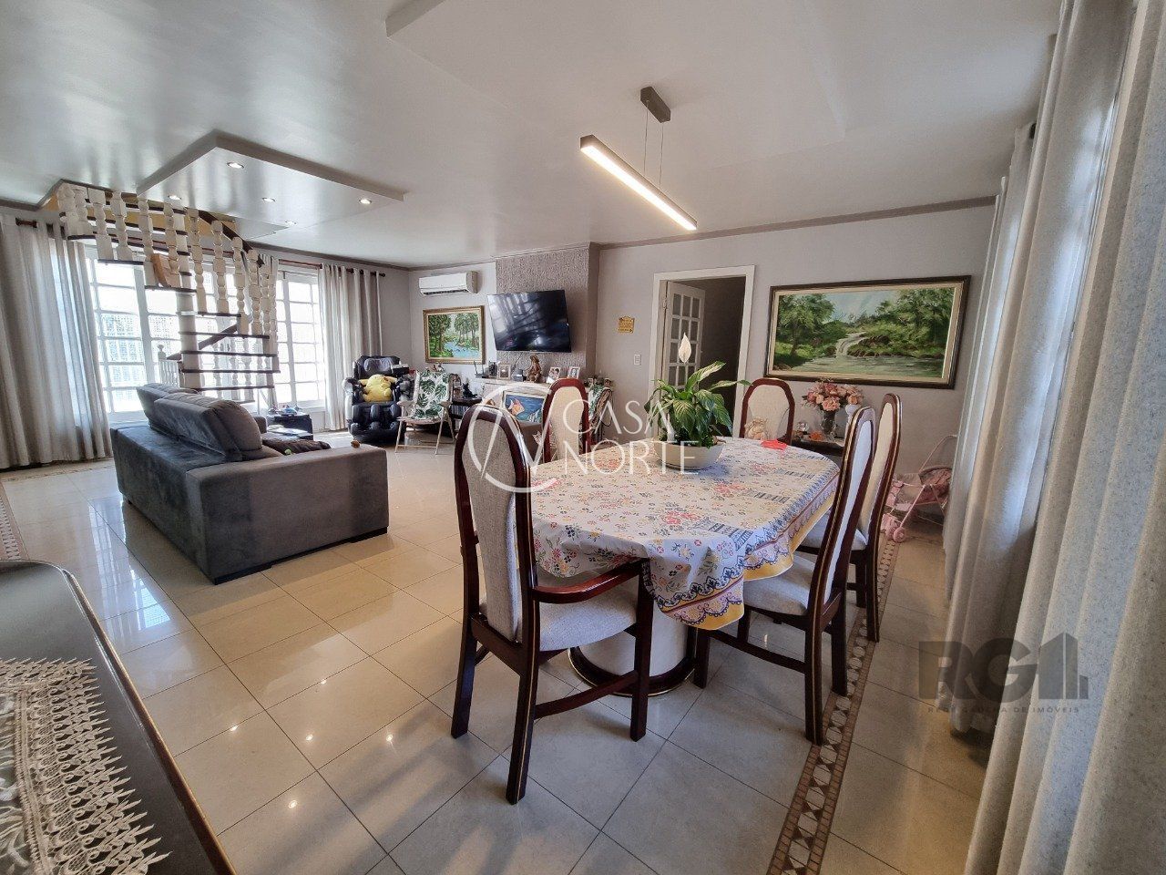 Casa à venda com 4 quartos, 257m², 2 suítes, 4 vagas, Rua Professor Abílio Azambuja no bairro Jardim do Salso em Porto Alegre