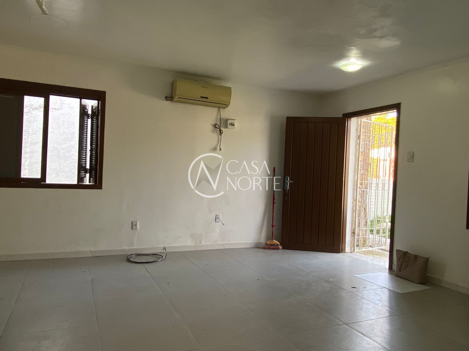 Casa à venda com 3 quartos, 2 suítes, 2 vagas, Rua Doutor Mário Totta no bairro Tristeza em Porto Alegre