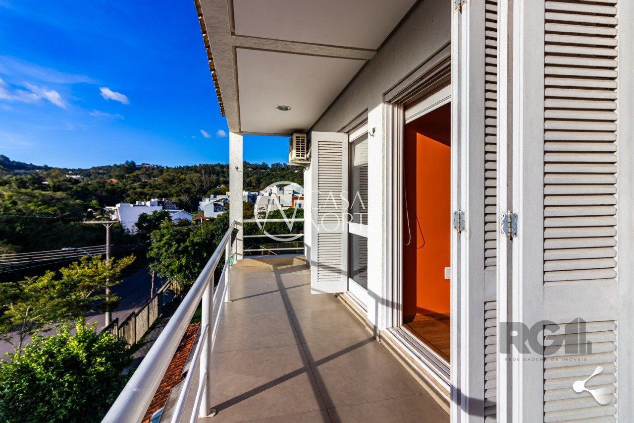 Casa de Condomínio à venda com 3 quartos, 205m², 1 suíte, 2 vagas, Rua Adriano Pereira da Silva no bairro Vila Nova em Porto Alegre