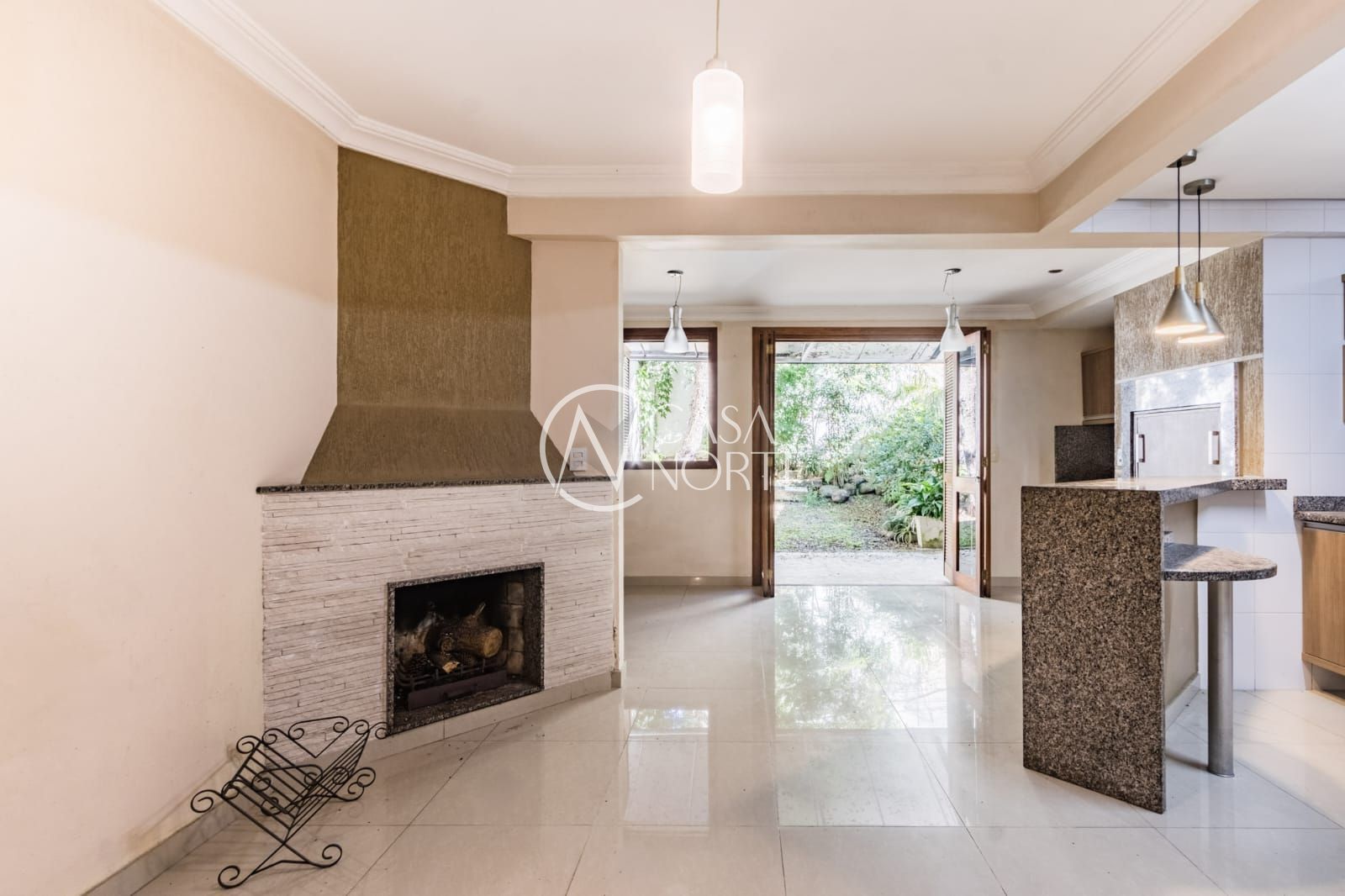 Casa à venda com 3 quartos, 227m², 1 suíte, 2 vagas, Rua Doutor Ernesto Ludwig, no bairro Chácara das Pedras em Porto Alegre