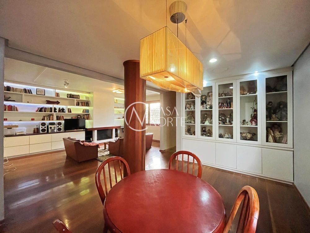 Casa à venda com 5 quartos, 385m², 1 suíte, 3 vagas, Rua Chico Pedro no bairro Camaquã em Porto Alegre