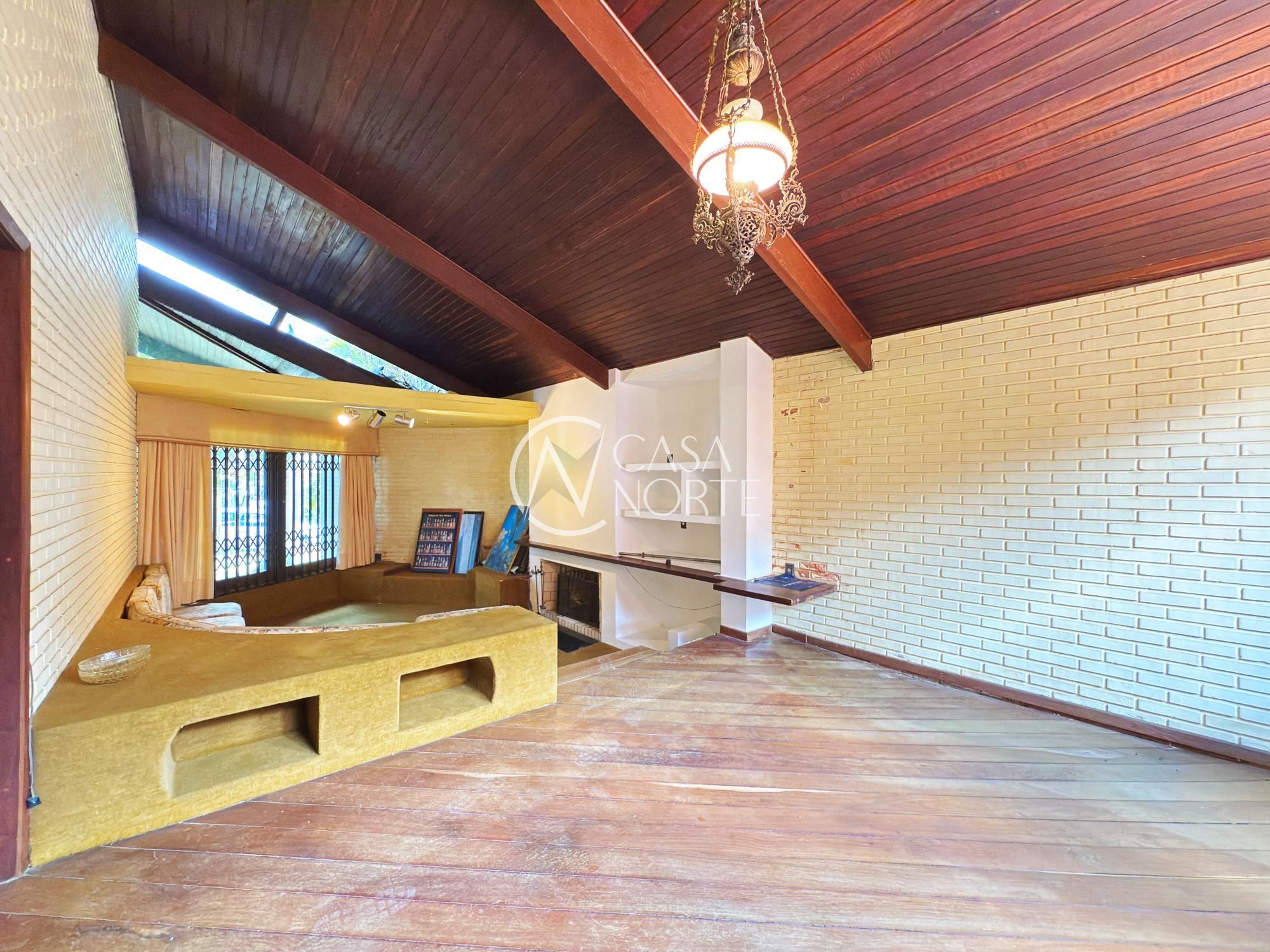 Casa à venda com 3 quartos, 252m², 1 suíte, 4 vagas, Rua Morano Calabro no bairro Jardim Isabel em Porto Alegre