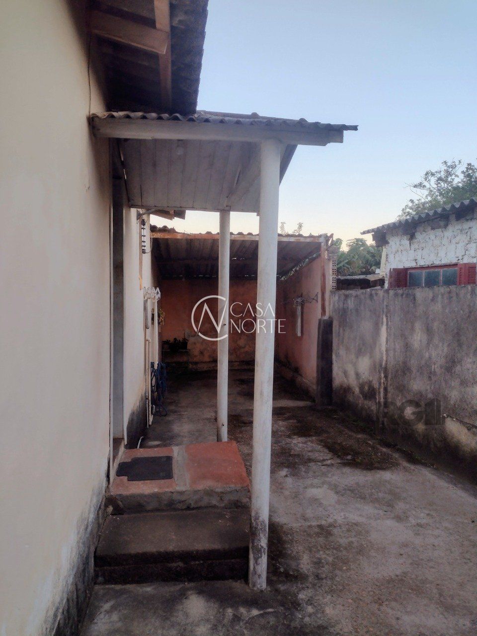 Casa à venda com 1 quarto, 128m², 2 vagas, Rua Ênio de Souza no bairro Vila Nova em Porto Alegre