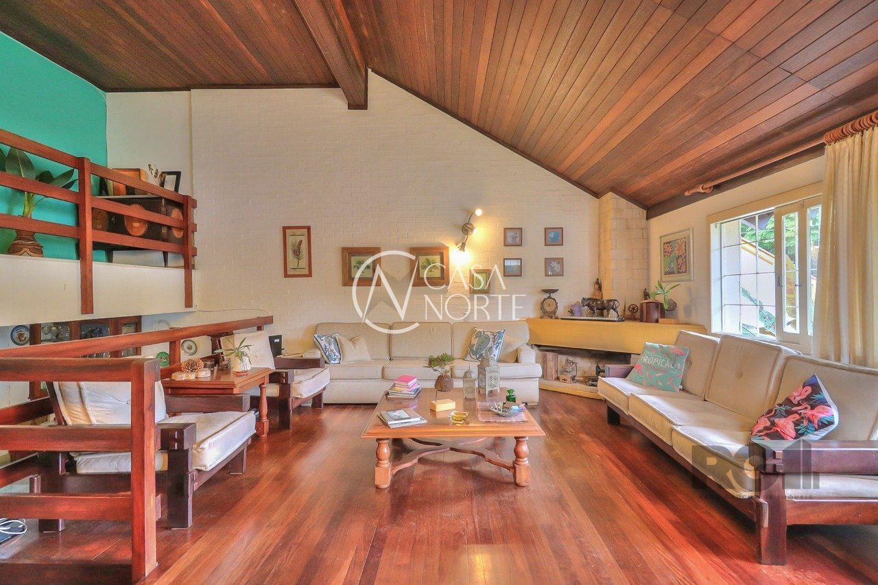 Casa à venda com 5 quartos, 232m², 2 suítes, 4 vagas, Rua Nicola Rosito no bairro Jardim Isabel em Porto Alegre