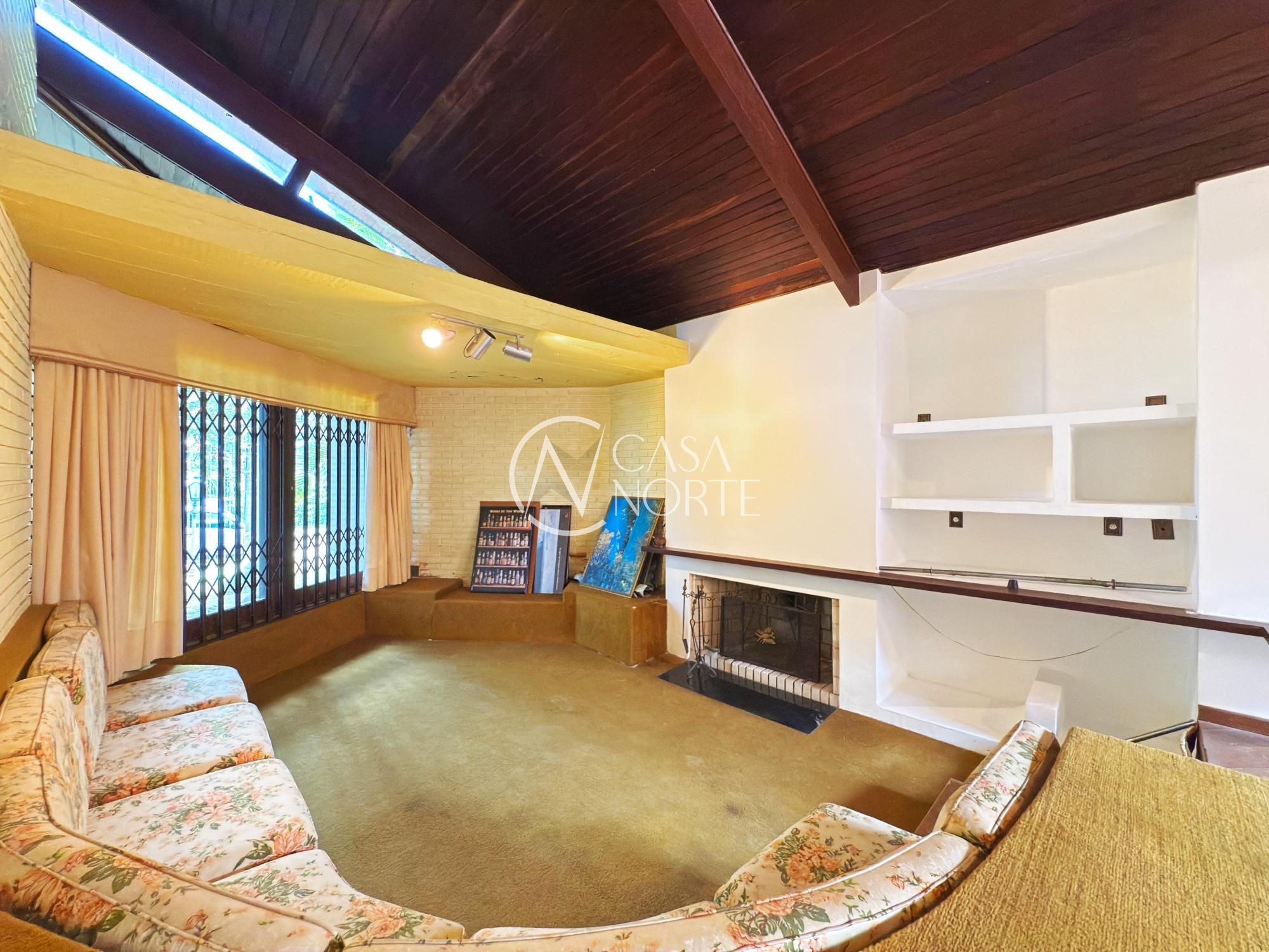 Casa à venda com 3 quartos, 252m², 1 suíte, 4 vagas, Rua Morano Calabro no bairro Jardim Isabel em Porto Alegre