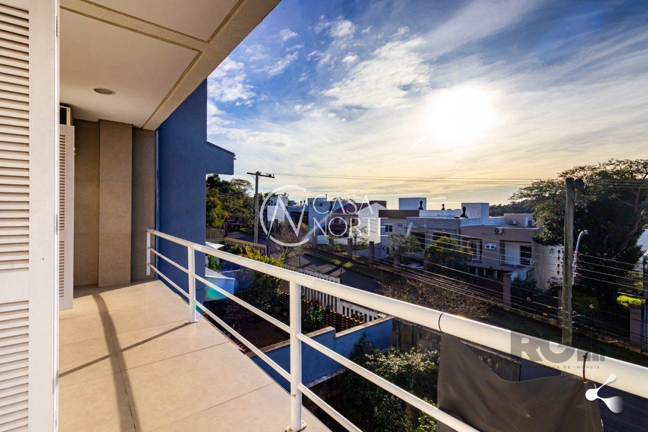 Casa de Condomínio à venda com 3 quartos, 205m², 1 suíte, 2 vagas, Rua Adriano Pereira da Silva no bairro Vila Nova em Porto Alegre