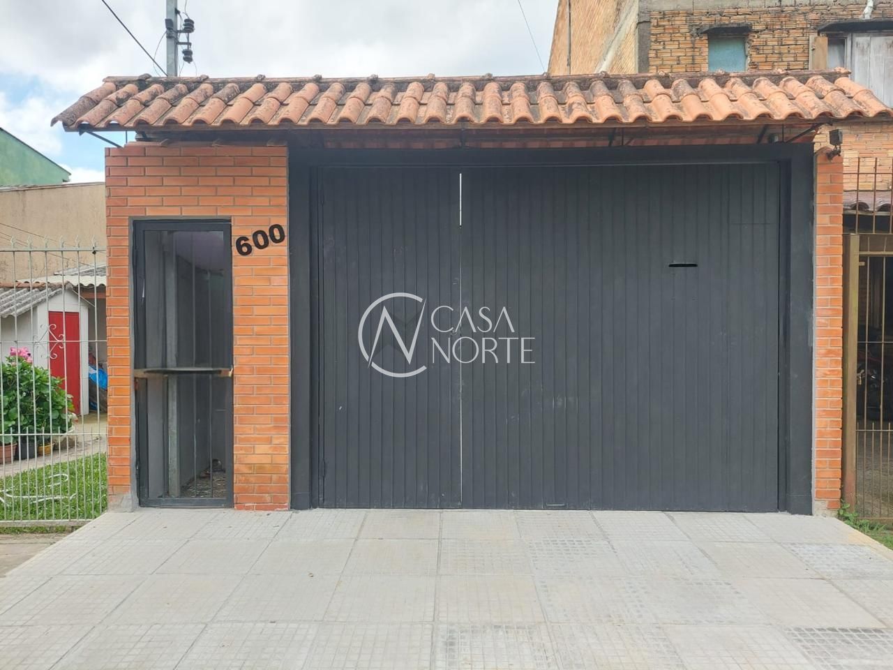 Casa à venda com 2 quartos, 67m², 1 vaga, Rua do Schneider no bairro Hípica em Porto Alegre