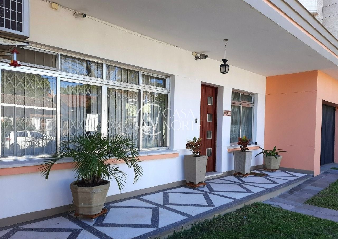 Casa à venda com 4 quartos, 300m², 5 vagas, Avenida Clemenciano Barnasque no bairro Teresópolis em Porto Alegre