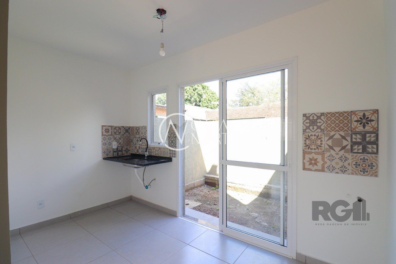 Casa de Condomínio à venda com 2 quartos, 57m², 1 vaga, Rua Miguel Ascoleze no bairro Vila Nova em Porto Alegre