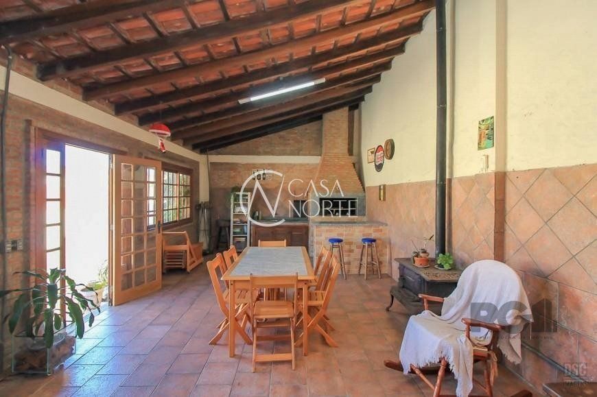 Casa à venda com 3 quartos, 205m², 1 suíte, 3 vagas, Rua Landel de Moura no bairro Tristeza em Porto Alegre