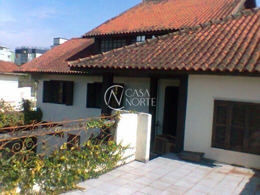 Casa à venda com 4 quartos, 560m², 1 suíte, 3 vagas, Avenida Elias Cirne Lima no bairro Partenon em Porto Alegre