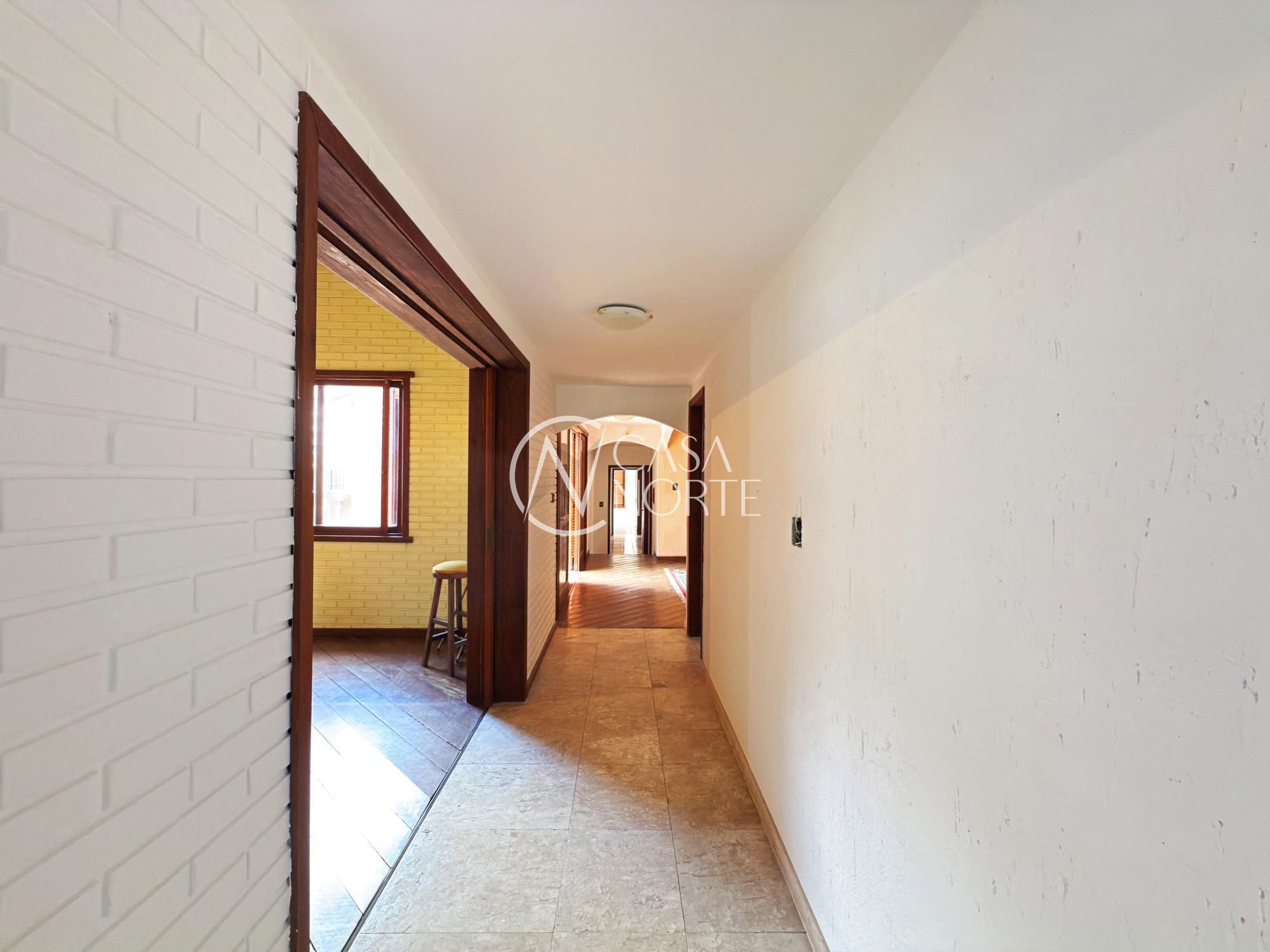 Casa à venda com 3 quartos, 252m², 1 suíte, 4 vagas, Rua Morano Calabro no bairro Jardim Isabel em Porto Alegre