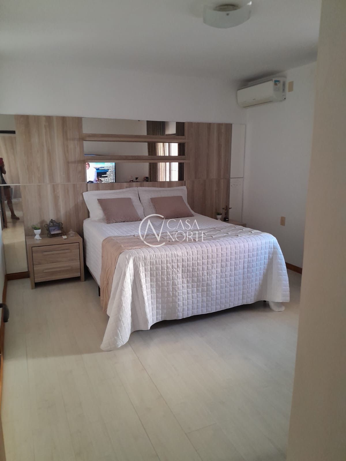 Casa à venda com 4 quartos, 210m², 1 suíte, 4 vagas, Rua José Pedro de Souza no bairro Vila Nova em Porto Alegre