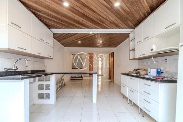 Casa à venda com 4 quartos, 325m², 1 suíte, 2 vagas, Rua Primeiro de Maio no bairro Partenon em Porto Alegre
