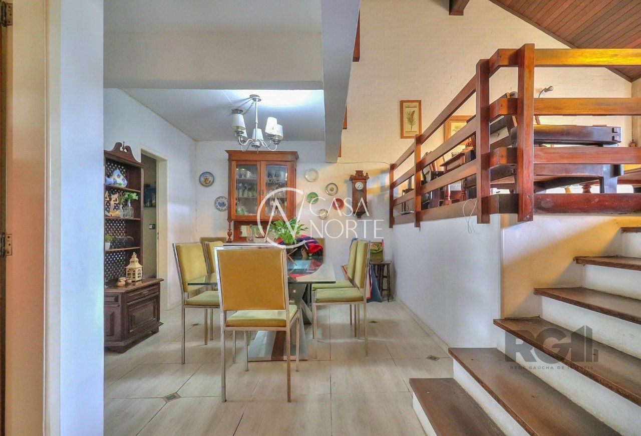 Casa à venda com 5 quartos, 232m², 2 suítes, 4 vagas, Rua Nicola Rosito no bairro Jardim Isabel em Porto Alegre