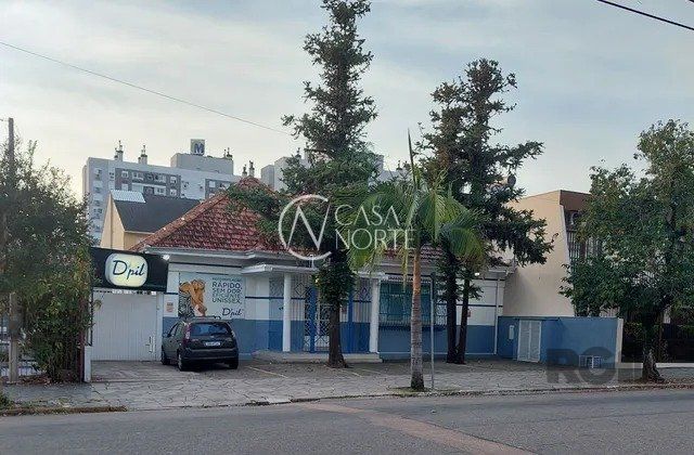 Casa à venda com 4 quartos, 354m², 5 vagas, Rua Luzitana no bairro Higienópolis em Porto Alegre