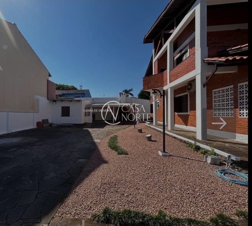 Casa à venda com 4 quartos, 210m², 1 suíte, 4 vagas, Rua José Pedro de Souza no bairro Vila Nova em Porto Alegre