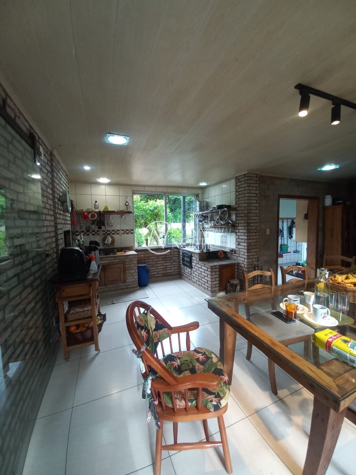 Casa à venda com 6 quartos, 350m², 2 suítes, 10 vagas, Estrada João de Oliveira Remião no bairro Lomba do Pinheiro em Porto Alegre