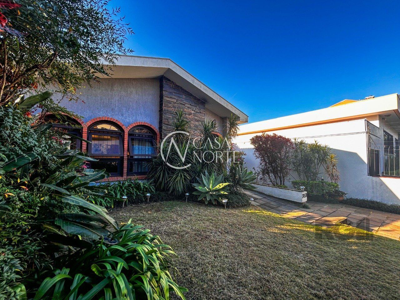 Casa à venda com 3 quartos, 309m², 2 suítes, 5 vagas, Rua Inhanduí no bairro Cristal em Porto Alegre