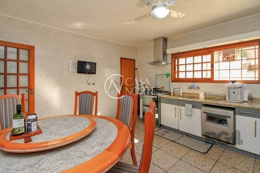 Casa à venda com 3 quartos, 205m², 1 suíte, 3 vagas, Rua Landel de Moura no bairro Tristeza em Porto Alegre