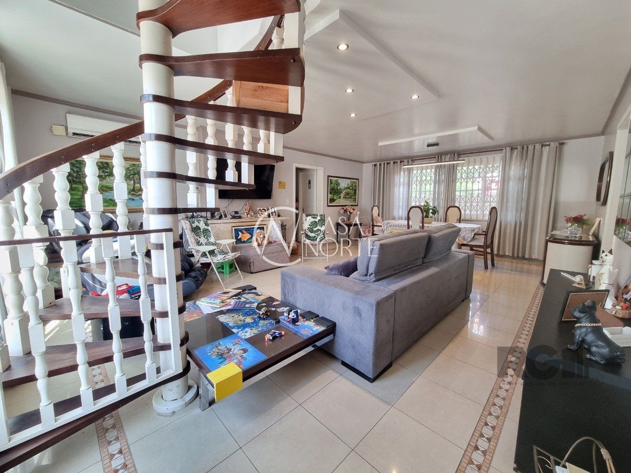 Casa à venda com 4 quartos, 257m², 2 suítes, 4 vagas, Rua Professor Abílio Azambuja no bairro Jardim do Salso em Porto Alegre