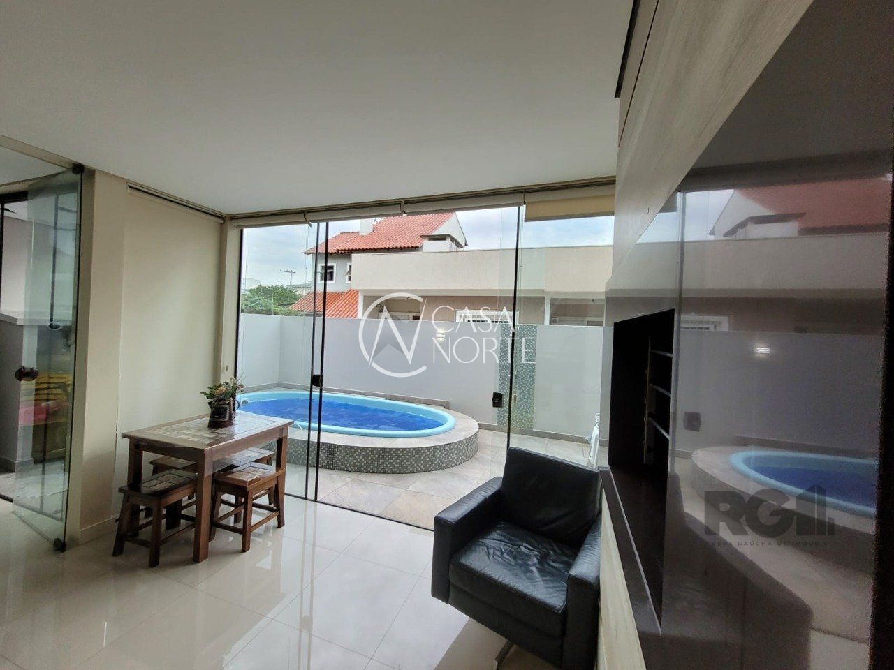 Casa à venda com 3 quartos, 177m², 1 suíte, 2 vagas, Rua Corticeira no bairro Hípica em Porto Alegre