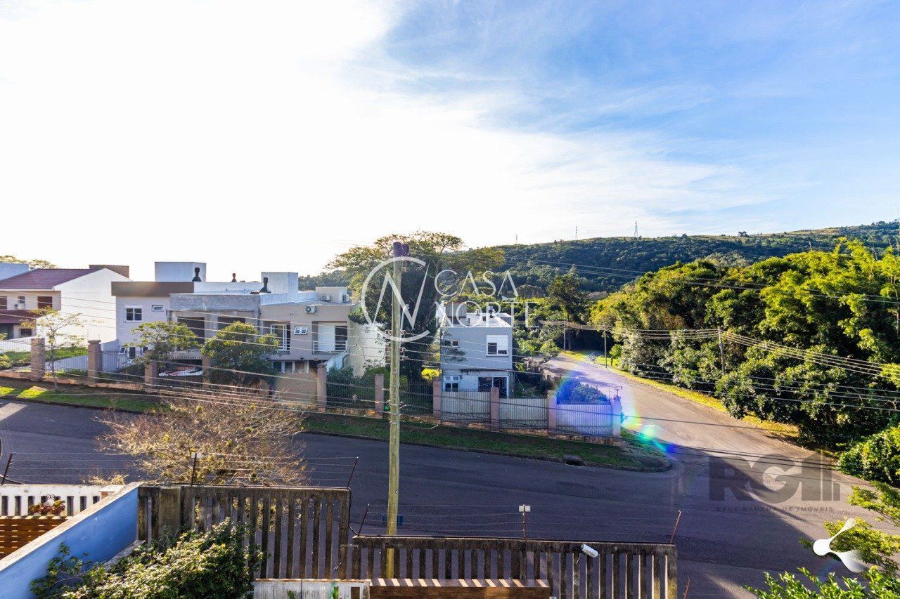 Casa de Condomínio à venda com 3 quartos, 205m², 1 suíte, 2 vagas, Rua Adriano Pereira da Silva no bairro Vila Nova em Porto Alegre