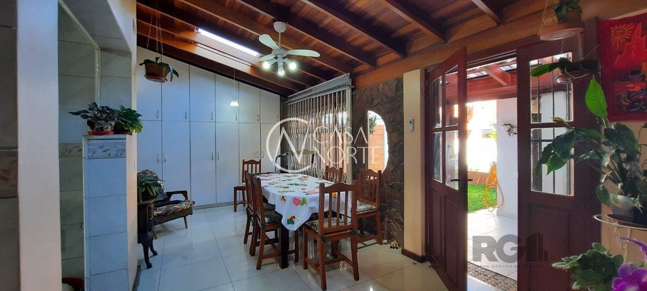 Casa de Condomínio à venda com 4 quartos, 129m², 1 suíte, 2 vagas, Avenida Eduardo Prado no bairro Cavalhada em Porto Alegre