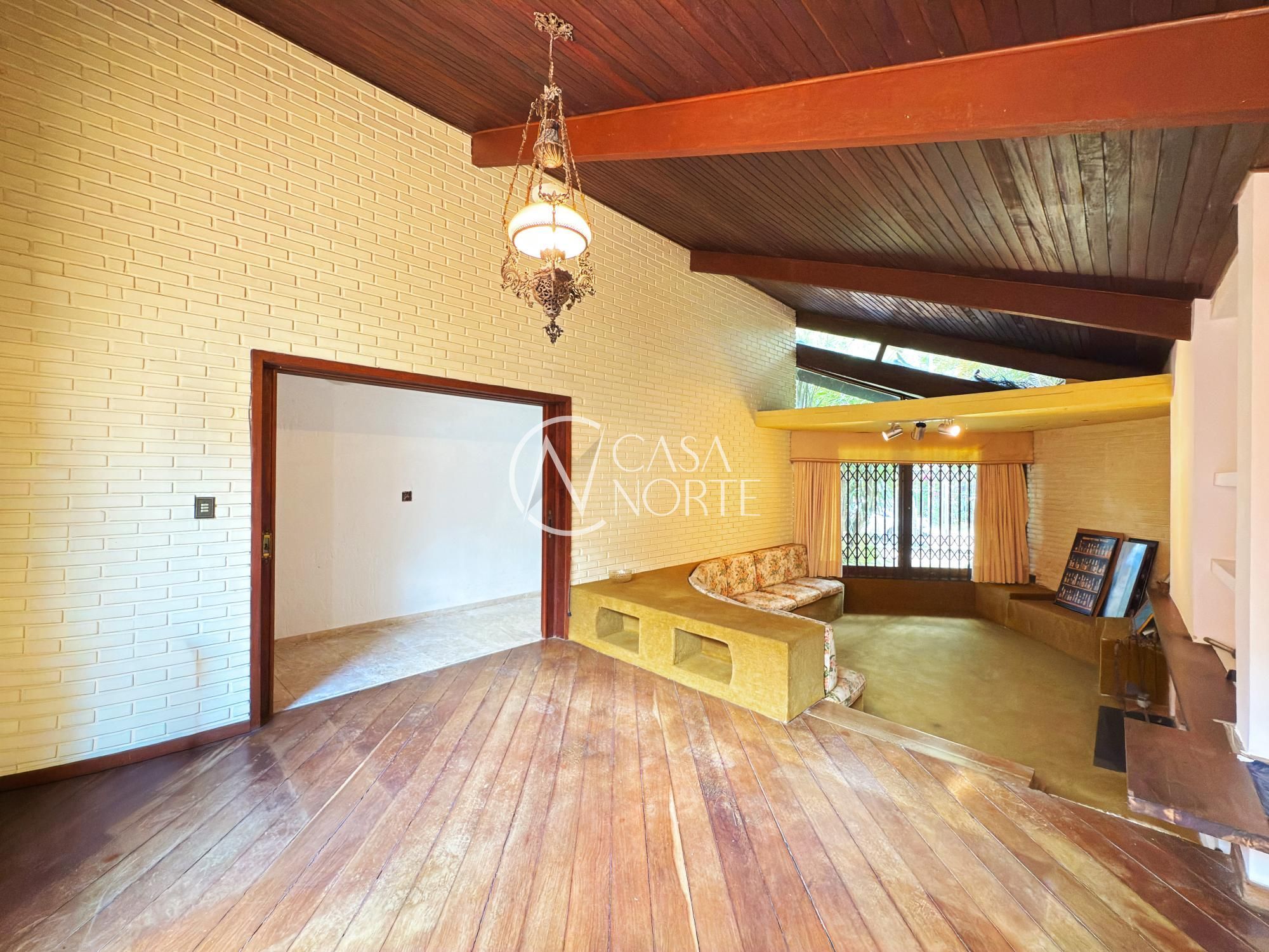 Casa à venda com 3 quartos, 252m², 1 suíte, 4 vagas, Rua Morano Calabro no bairro Jardim Isabel em Porto Alegre