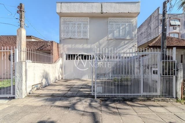 Casa à venda com 4 quartos, 325m², 1 suíte, 2 vagas, Rua Primeiro de Maio no bairro Partenon em Porto Alegre