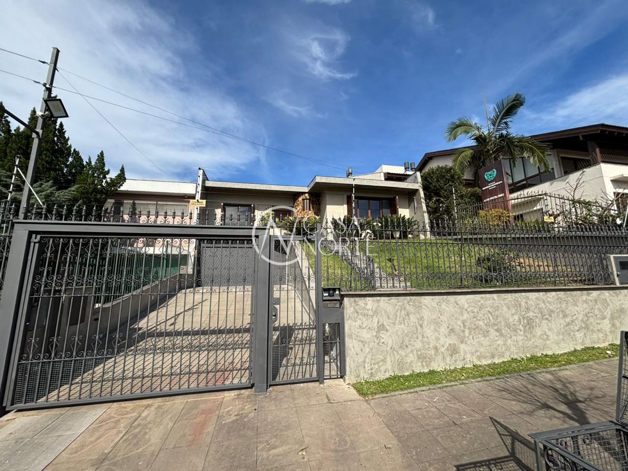Casa à venda com 4 quartos, 380m², 1 suíte, 3 vagas, Rua Alfredo Schuett no bairro Três Figueiras em Porto Alegre