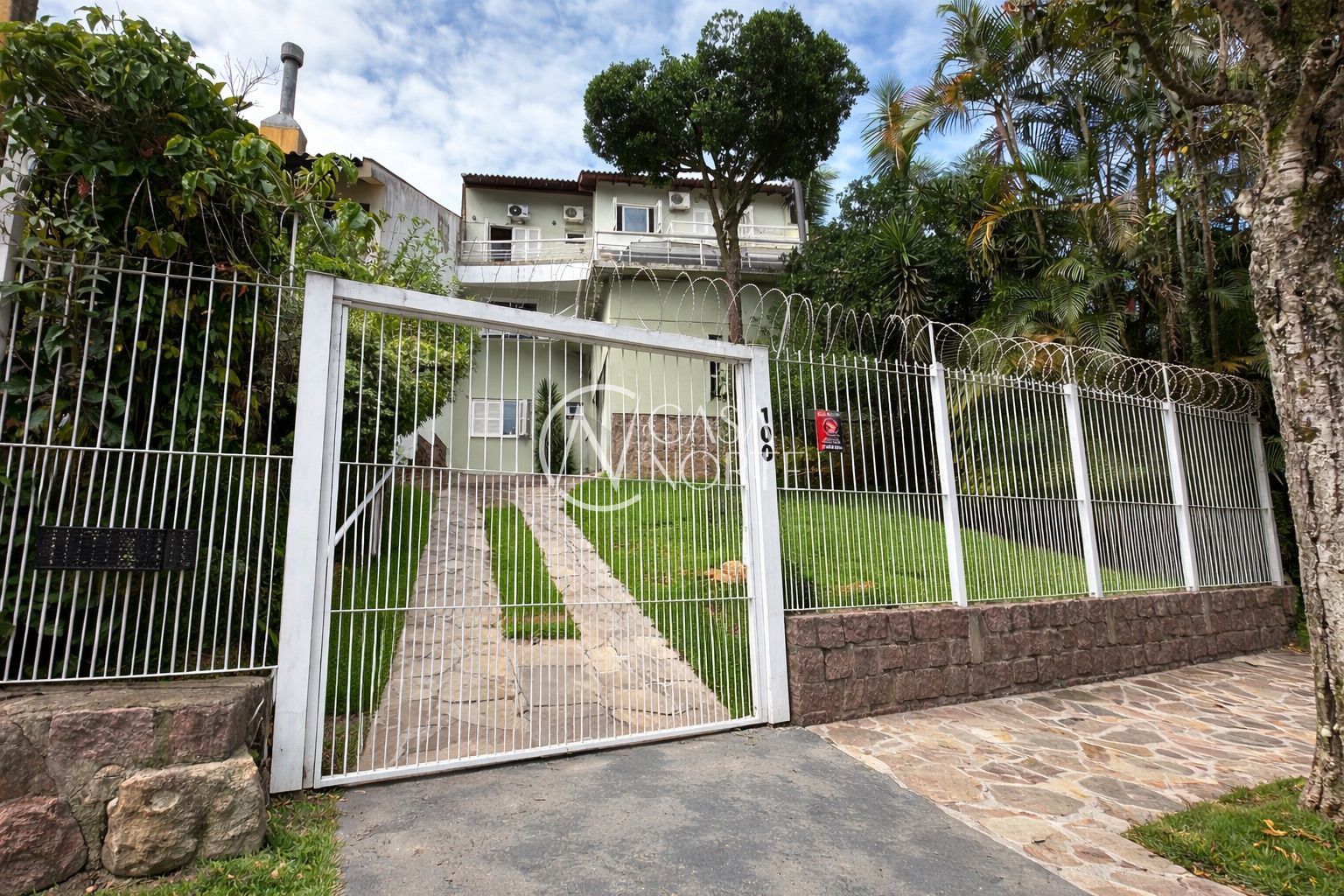 Casa à venda com 7 quartos, 400m², 1 suíte, 4 vagas, Rua Fernando Osório no bairro Teresópolis em Porto Alegre