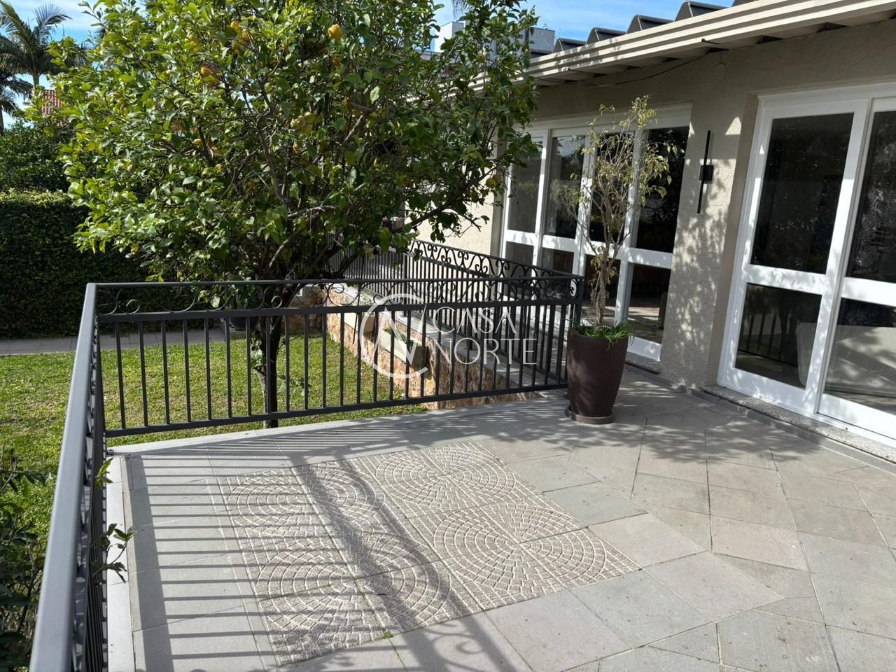 Casa à venda com 4 quartos, 380m², 1 suíte, 3 vagas, Rua Alfredo Schuett no bairro Três Figueiras em Porto Alegre