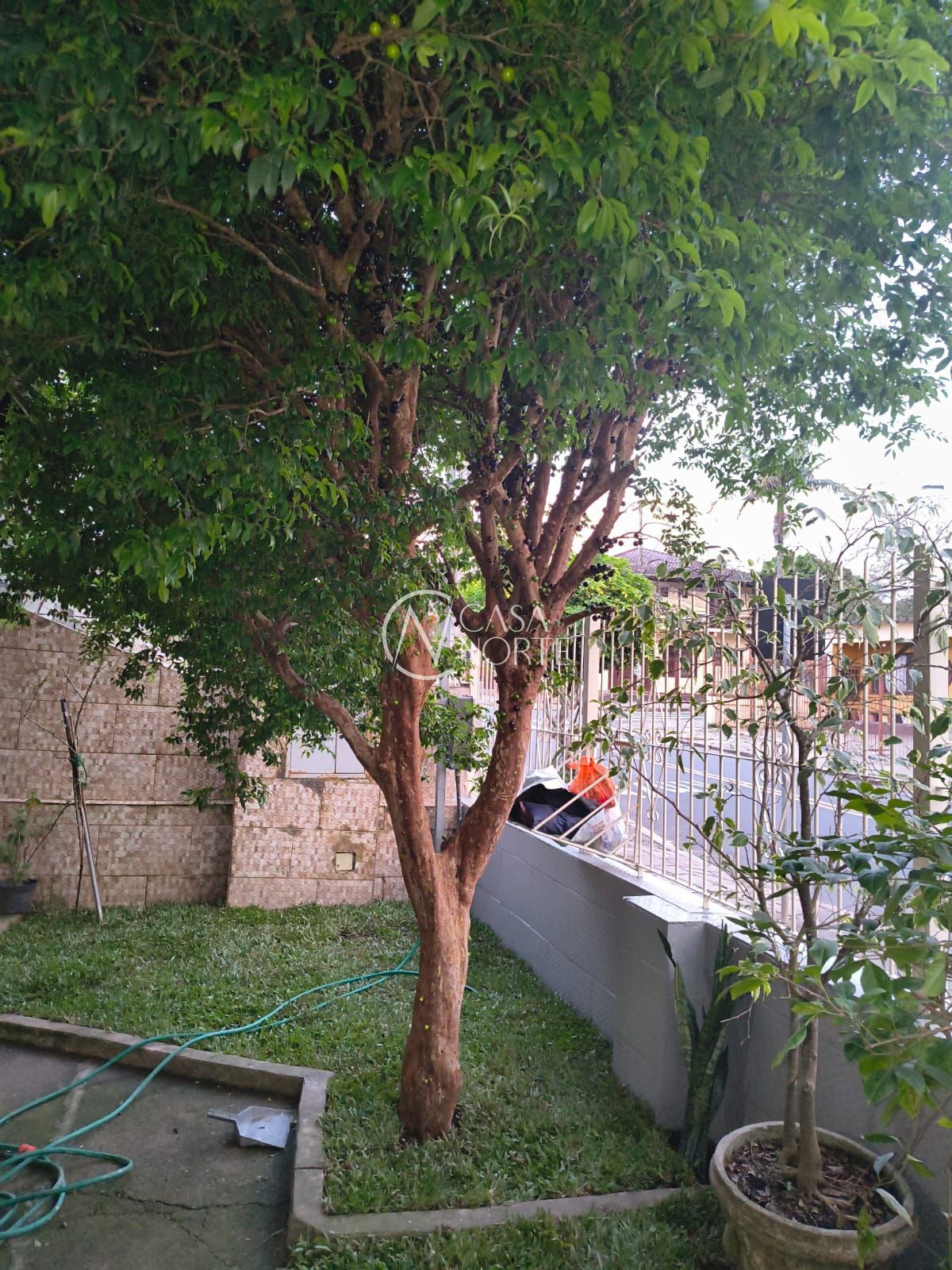 Casa à venda com 3 quartos, 107m², 1 suíte, 2 vagas, Rua Doutor Mário Totta no bairro Camaquã em Porto Alegre